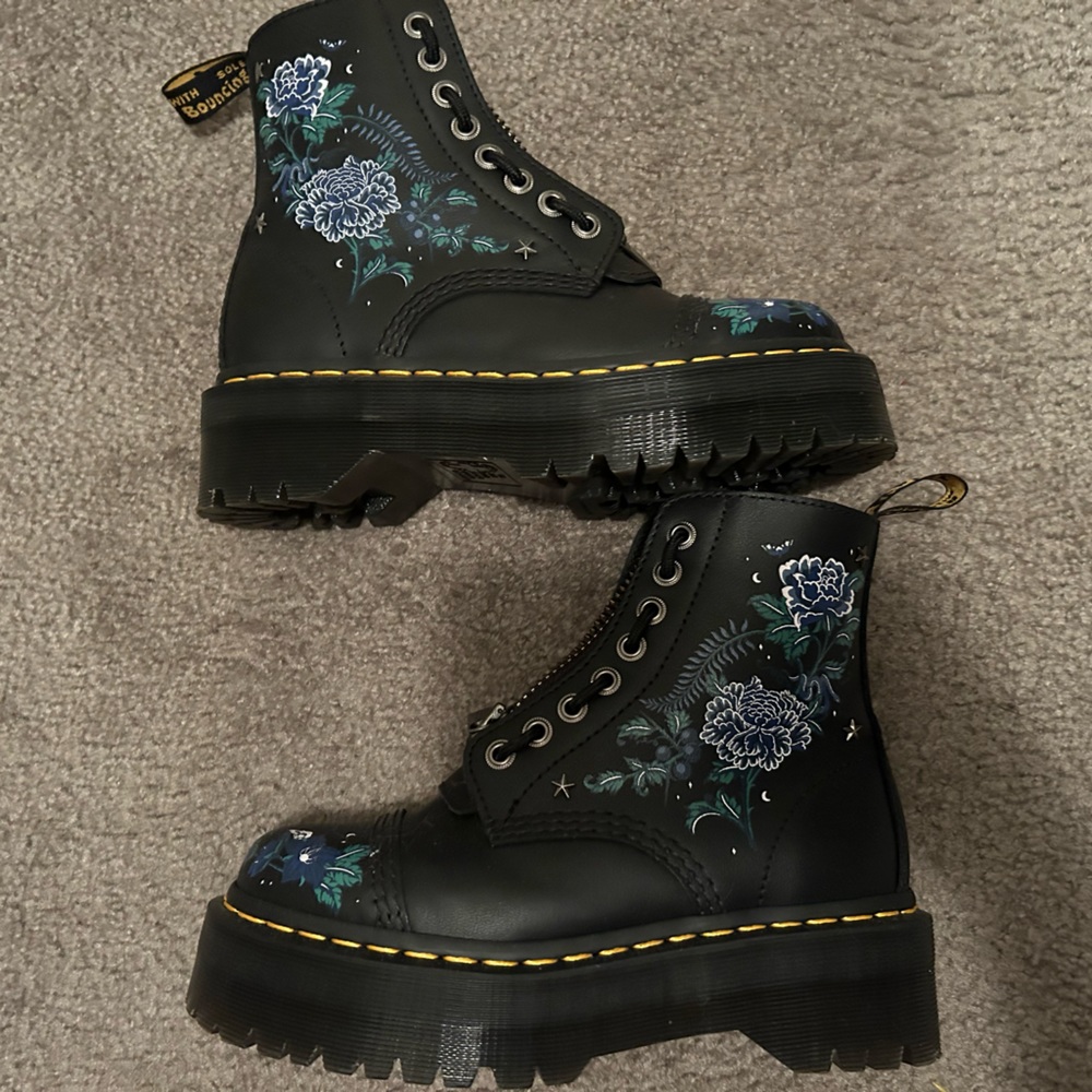 NWOT Dr. Martens Floral Sinclair Boots Size US 6